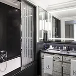 J.k. Place מלון